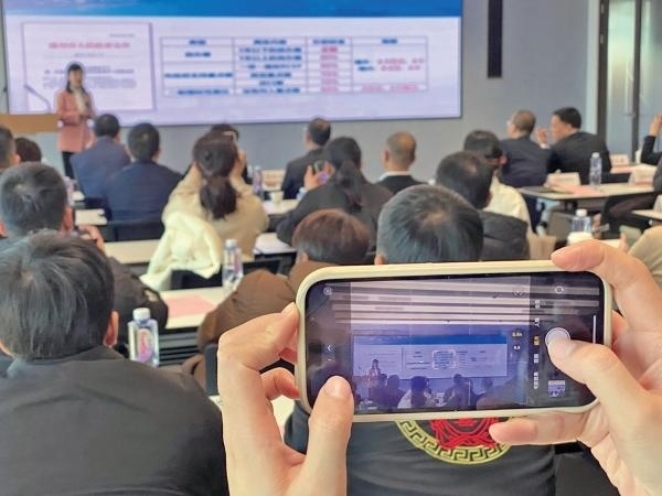 1月2日，“百團(tuán)千企出海拓市場(chǎng)增訂單”行動(dòng)啟動(dòng)。蔣文廣 攝