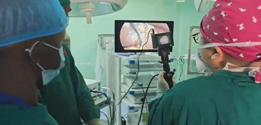 吳巍醫(yī)生（右一）在開展雙鏡聯(lián)合手術。中國援桑醫(yī)療隊供圖