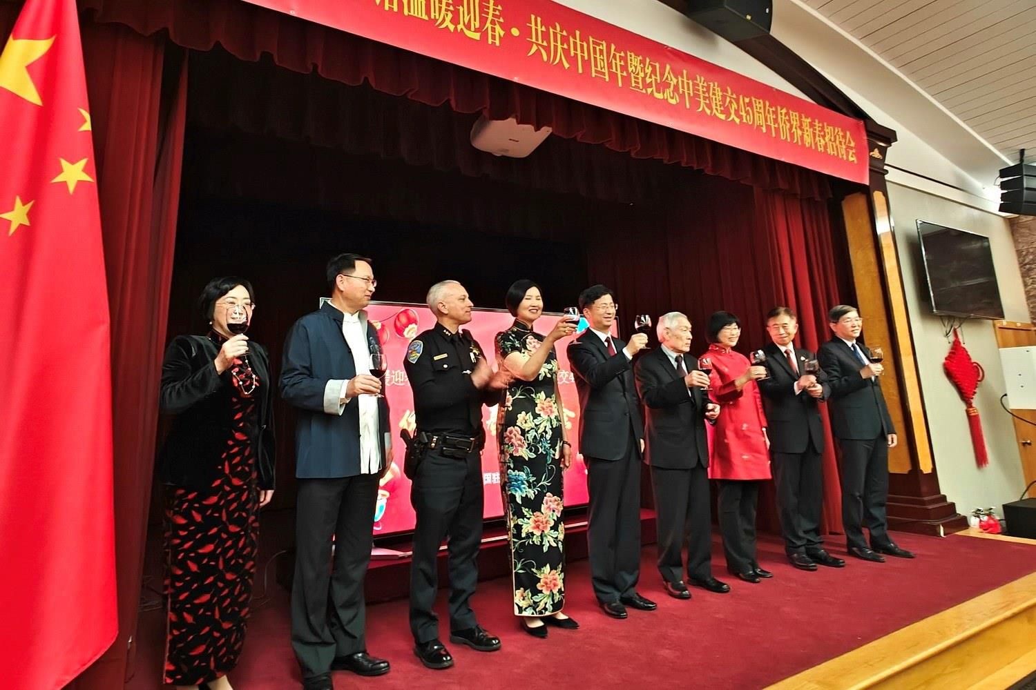 僑胞代表與駐舊金山總領(lǐng)館官員合影。主辦方供圖