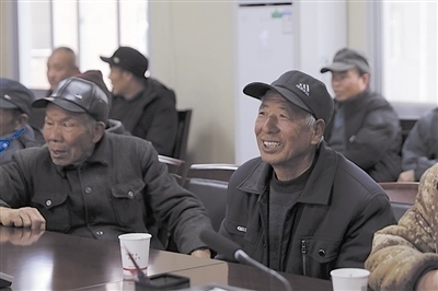  圖③：農(nóng)民工臉上洋溢著笑容。