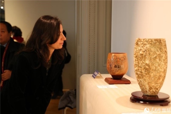 嘉賓和公眾參觀“絲路瓷行”——中國景德鎮(zhèn)陶瓷文化特展。人民網(wǎng)記者 尚凱元攝