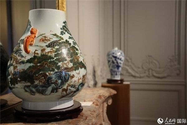 嘉賓和公眾參觀“絲路瓷行”——中國景德鎮(zhèn)陶瓷文化特展。人民網(wǎng)記者 尚凱元攝