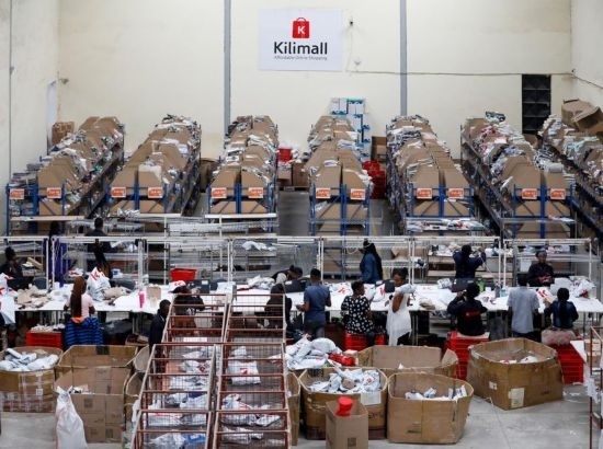 2023年11月11日，在肯尼亞姆洛隆戈，Kilimall員工在倉(cāng)庫(kù)內(nèi)工作。新華社記者 李亞輝 攝