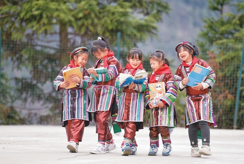 位于貴州省黔東南苗族侗族自治州從江縣大山深處的西山鎮(zhèn)中寨教學(xué)點(diǎn)，是一所全校均為瑤族學(xué)生的“微小學(xué)”。近年來(lái)，隨著教學(xué)條件逐漸改善，學(xué)校發(fā)生了翻天覆地的變化。圖為2023年2月16日，領(lǐng)到新書(shū)的瑤族學(xué)生在一起交流。 新華社記者 楊文斌/攝