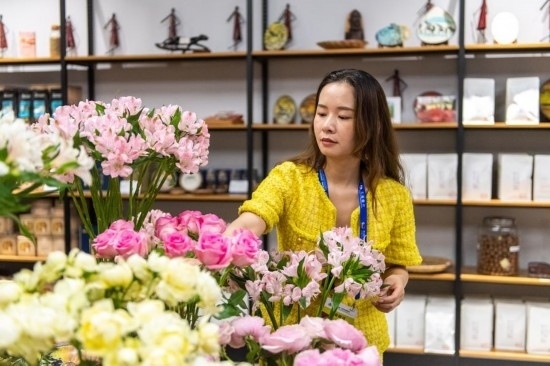 2023年7月1日，在位于湖南省長(zhǎng)沙市的湖南高橋大市場(chǎng)，中非經(jīng)貿(mào)博覽會(huì)常設(shè)展館展區(qū)肯尼亞館工作人員在整理產(chǎn)自非洲的鮮花。新華社記者 陳思汗 攝