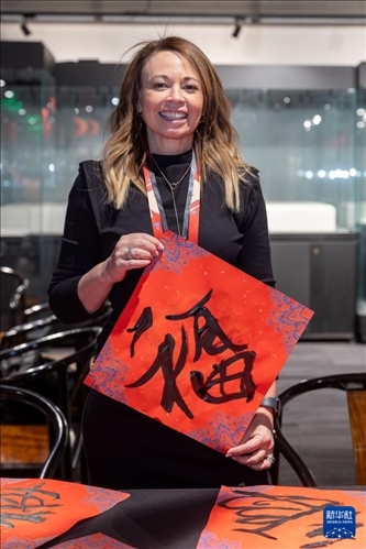 1月28日，在上海豫園舉行的民俗活動(dòng)上，美國馬斯卡廷初中校長珍妮弗·李·弗里德利展示自己寫下的“?！弊帧?新華社記者 王翔 攝