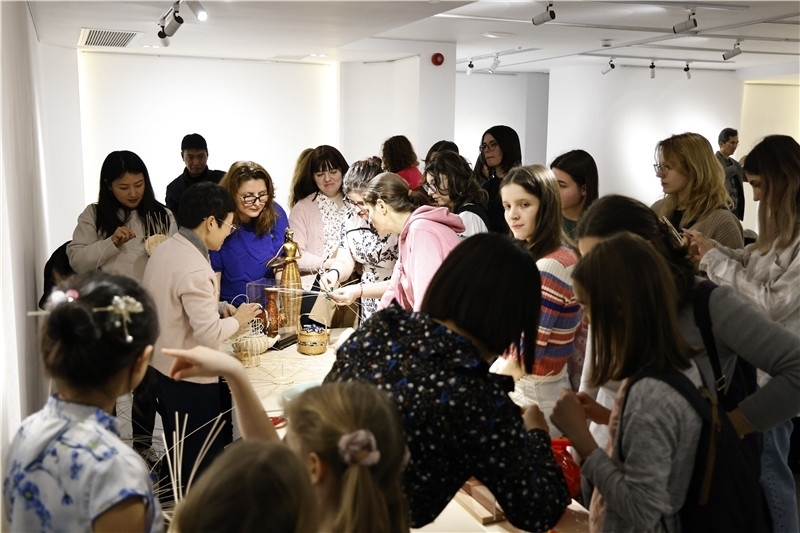 羅馬尼亞觀眾體驗安溪竹藤編技藝。 布加勒斯特中國文化中心供圖