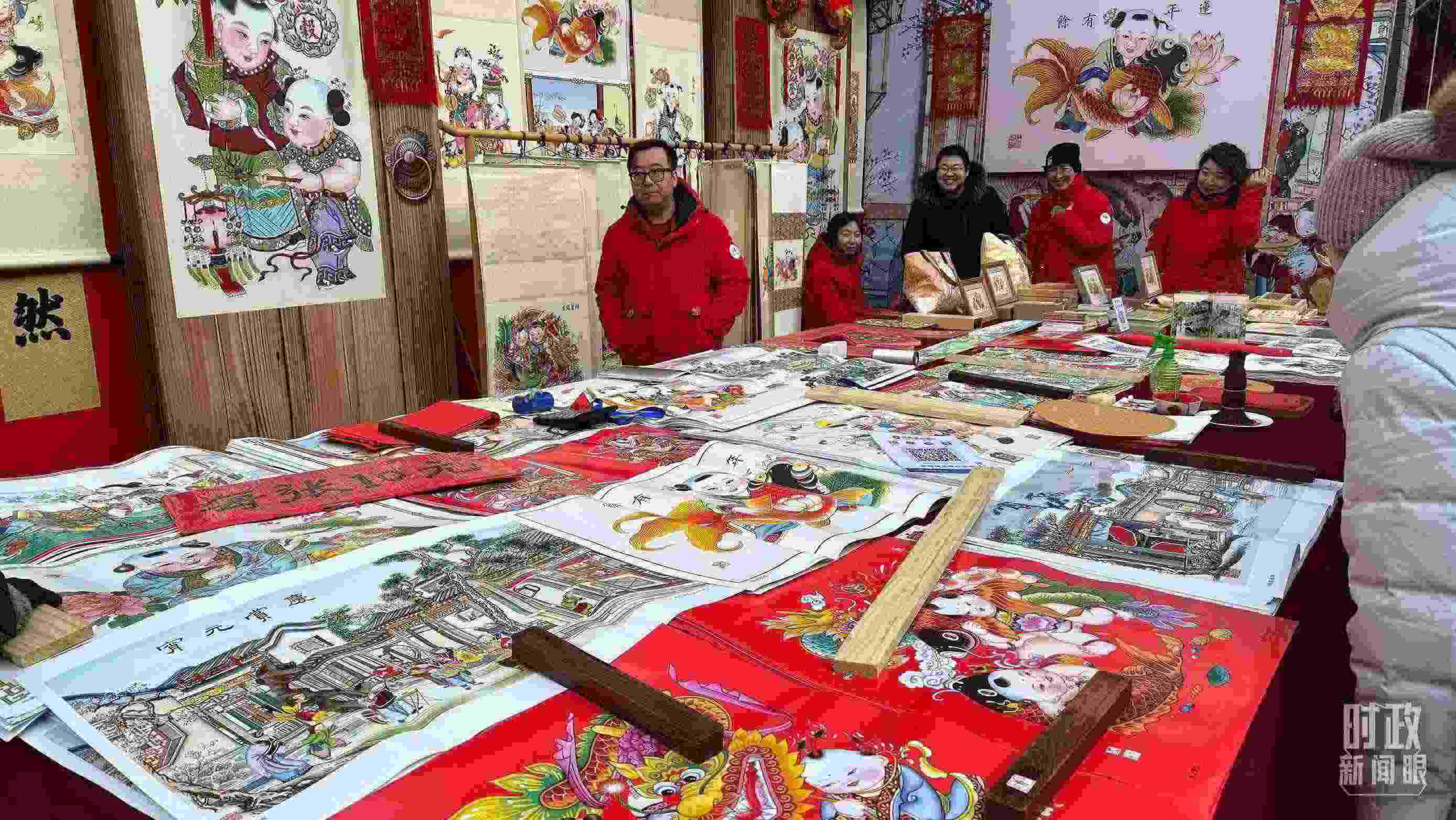△市民們正在天津古文化街選購(gòu)年畫(huà)。（總臺(tái)央視記者黎兵拍攝）