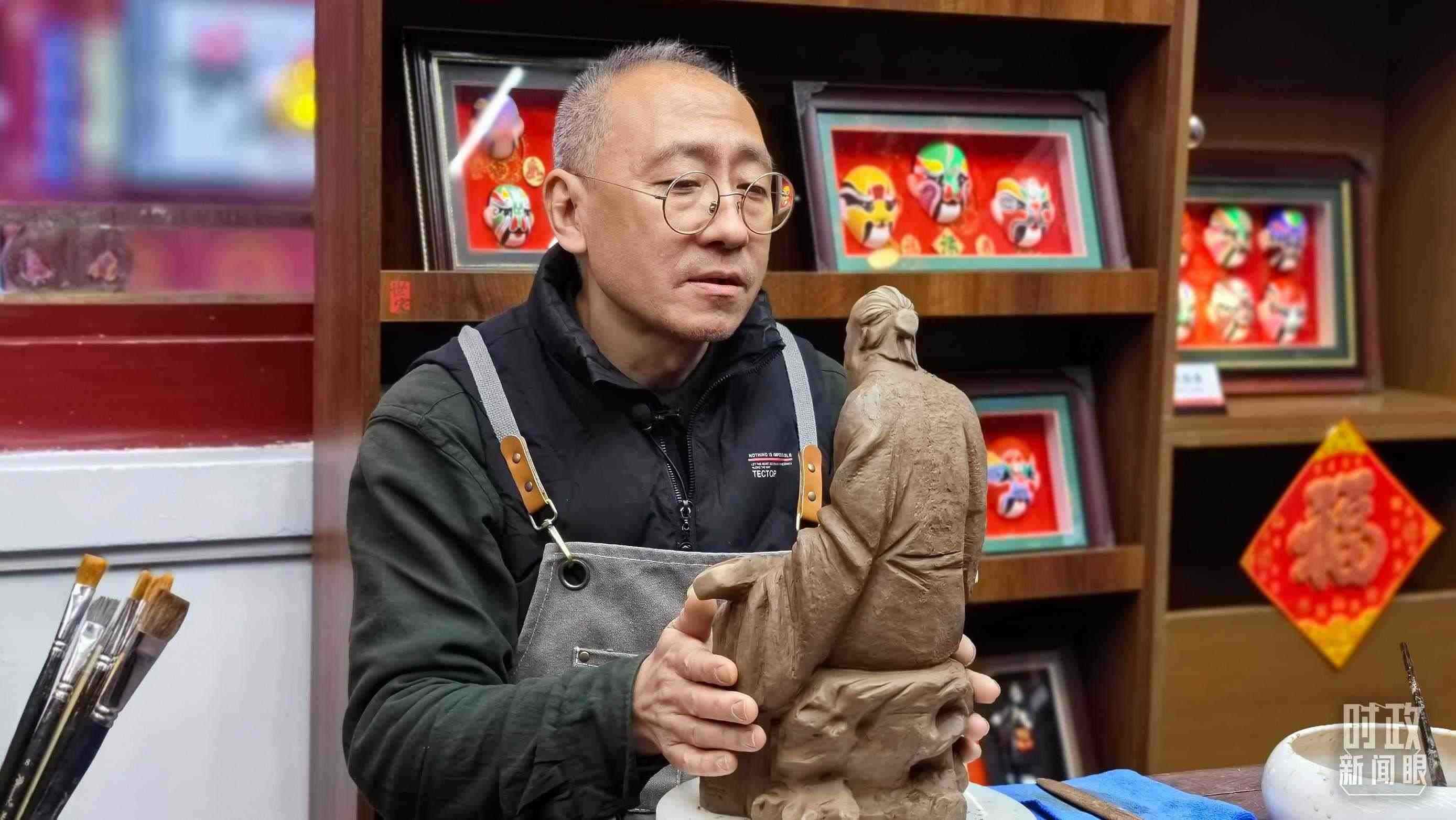 △“泥人張”的匠人正在雕塑。（總臺(tái)央視記者潘毅拍攝）