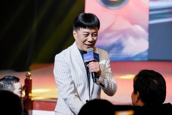 “何以中國(guó)·向海泉州”網(wǎng)絡(luò)主題活動(dòng)現(xiàn)場(chǎng)，陳百潭演出時(shí)與觀眾互動(dòng)。泉州廣播電視臺(tái)供圖