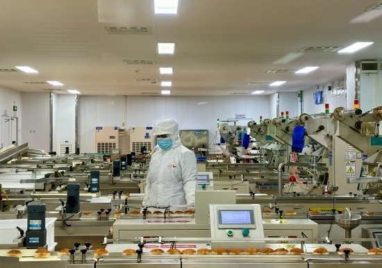 盼盼5G智慧工廠(chǎng)生產(chǎn)線(xiàn)正在進(jìn)行產(chǎn)品質(zhì)檢。人民網(wǎng)記者 金慧慧攝