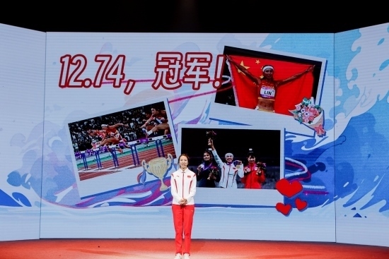 “何以中國(guó)·向海泉州”網(wǎng)絡(luò)主題活動(dòng)現(xiàn)場(chǎng)，林雨薇講述奪冠經(jīng)歷。泉州廣播電視臺(tái)供圖