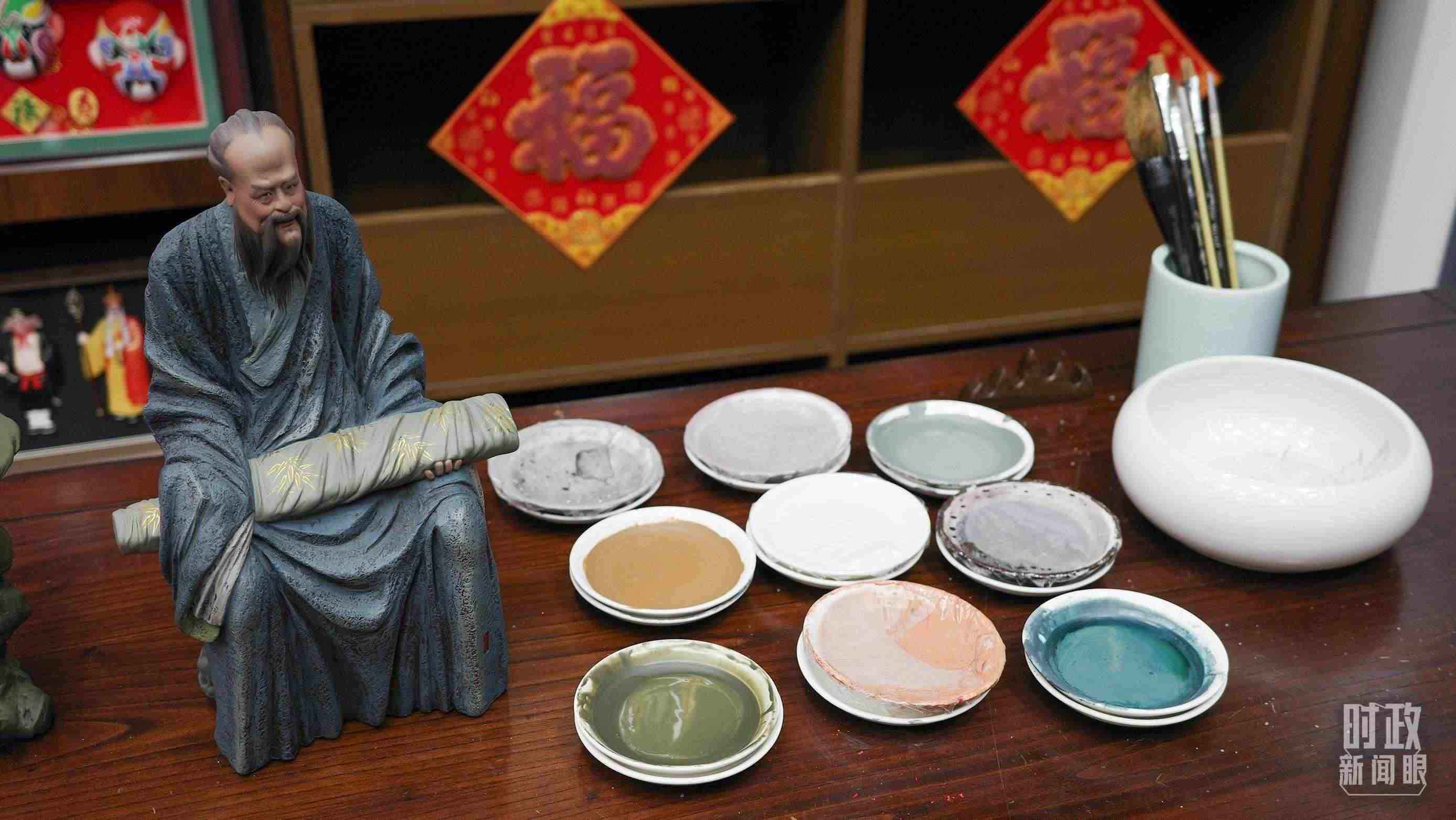 △天津古文化街，泥人張店鋪的上色顏料展示。（總臺央視記者覃思拍攝）