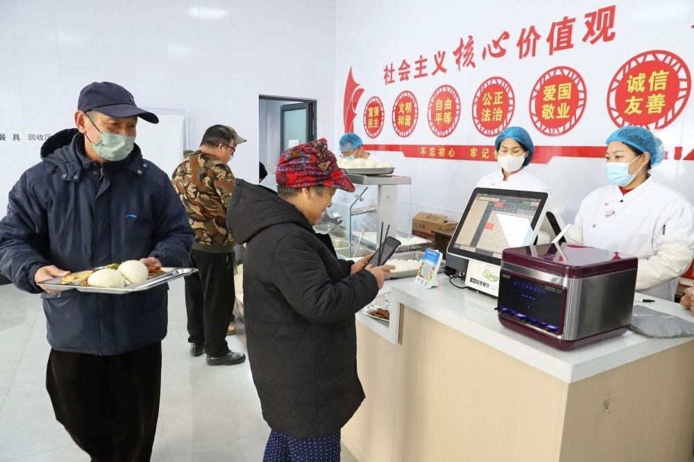 △2024年2月1日，市民在河北涿州市雙塔街道永濟(jì)秀園小區(qū)便民食堂內(nèi)購買午餐。