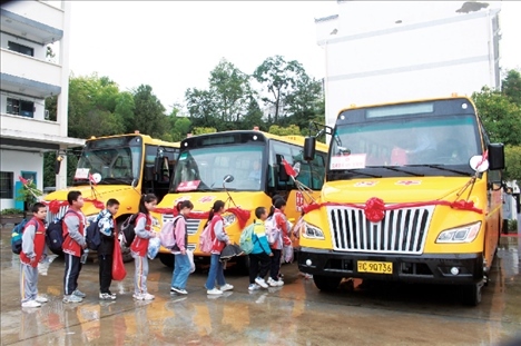 △2023年9月28日，湖北竹山縣校園直通車全域開通后，學(xué)生在有序排隊(duì)乘車。第二批主題教育開展后，竹山縣將實(shí)施農(nóng)村道路暢通工程作為為民辦實(shí)事的重要內(nèi)容。