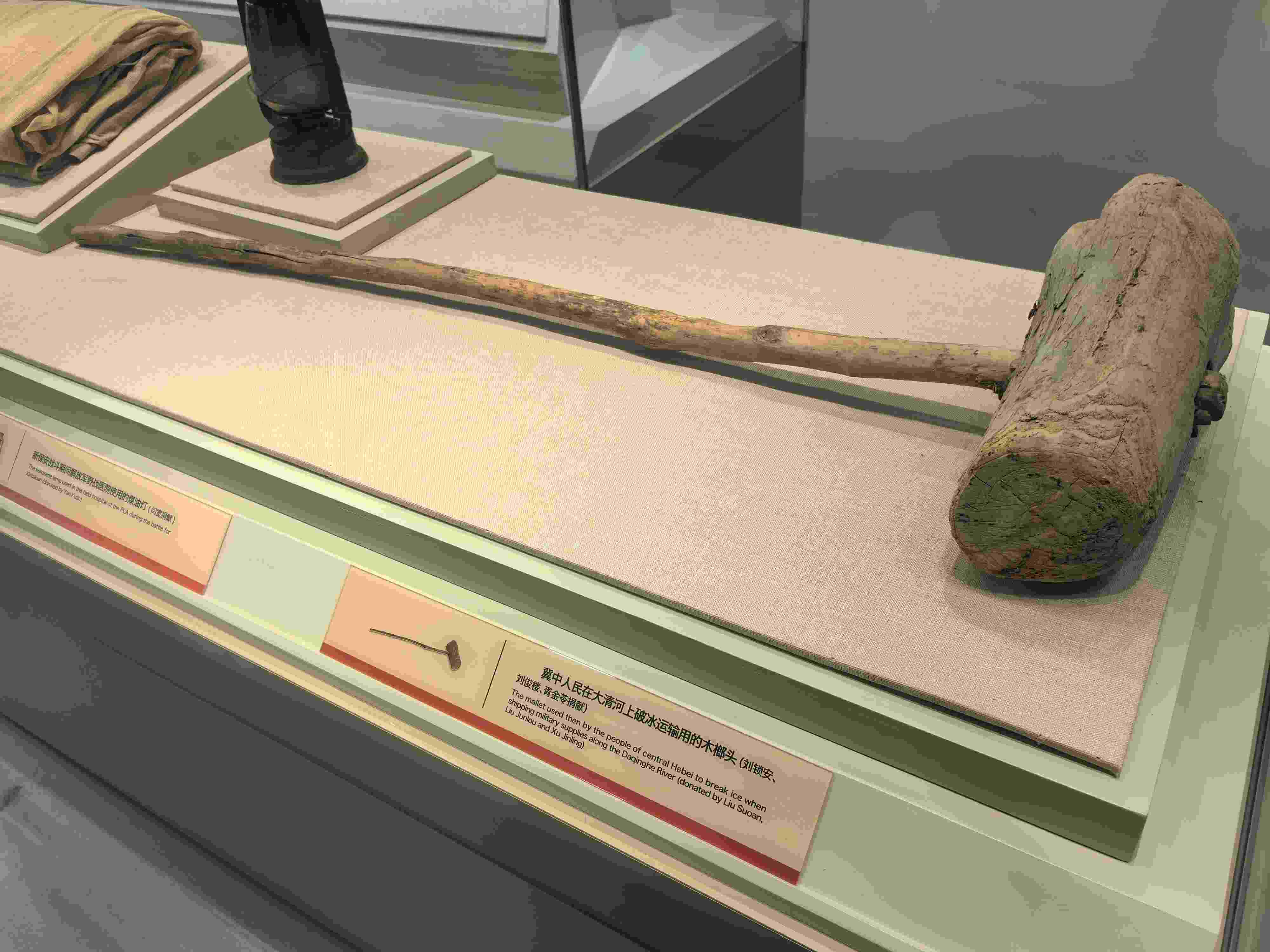 △冀中人民在大清河上破冰運(yùn)輸用的木榔頭。（總臺(tái)央廣記者潘毅拍攝）