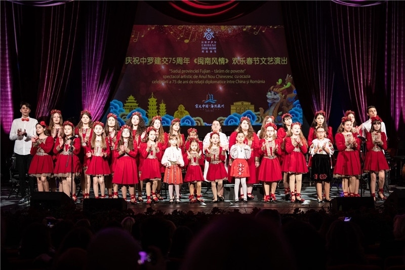 圖為羅小快板兒童合唱團(tuán)在演唱中文歌曲。 中國駐羅大使館文化處供圖。