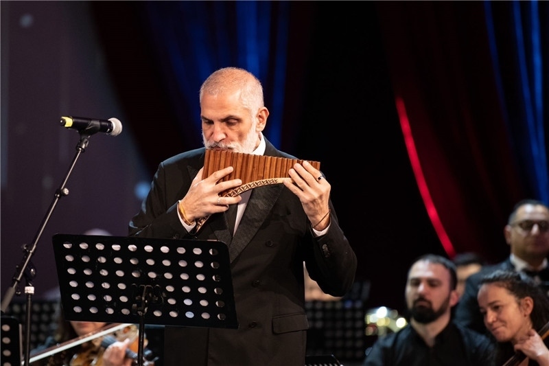 圖為著名排簫大師達(dá)米安·德拉吉奇在領(lǐng)銜演奏中國經(jīng)典曲目。 中國駐羅大使館文化處供圖。