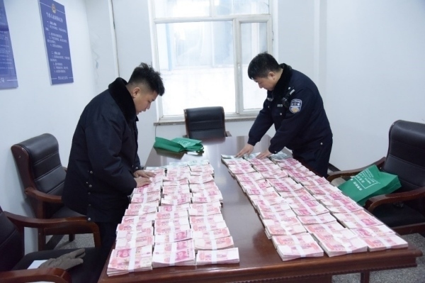 民警清點(diǎn)涉案資金。磐石市公安局供圖