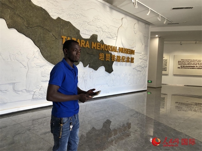 當(dāng)?shù)毓ぷ魅藛T向記者講解。人民網(wǎng)記者 黃培昭攝