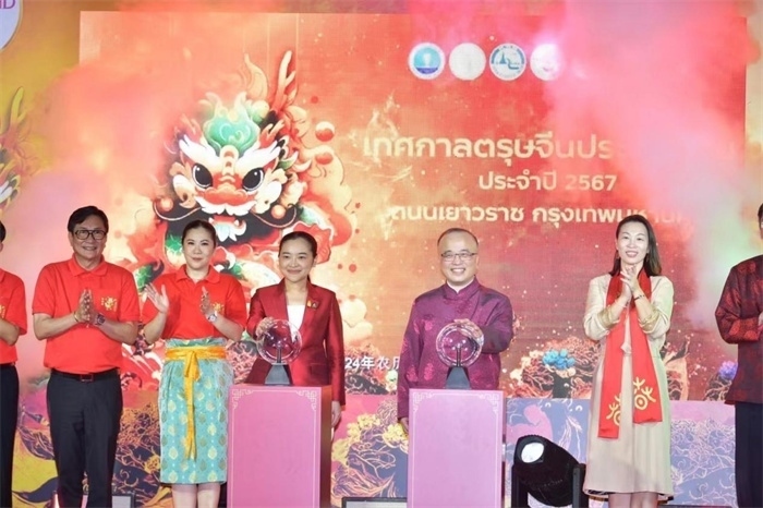 泰國旅游與體育部長素妲婉、中國駐泰國使館公使吳志武代表中泰雙方同時觸按水晶球點亮龍頭彩燈。中國駐泰國使館供圖