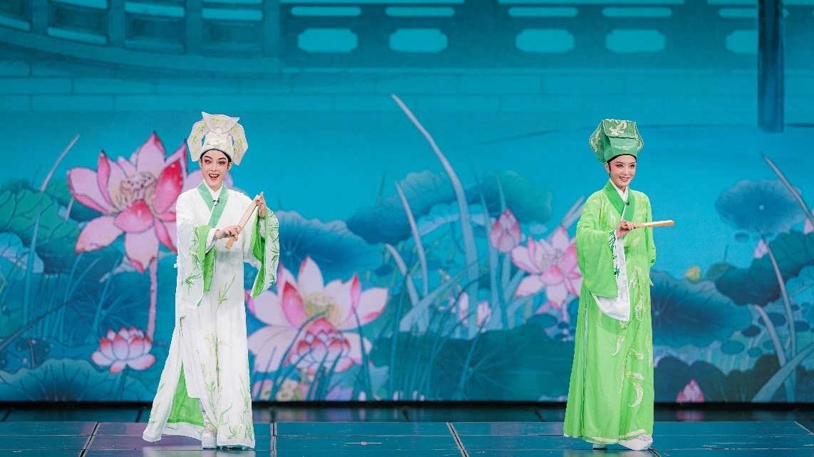 青年越劇演員陳麗君、李云霄彩排現(xiàn)場(chǎng)。主辦方供圖