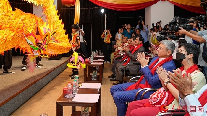 嘉賓觀看傳統(tǒng)舞龍表演。人民網(wǎng)記者 謝佳君攝