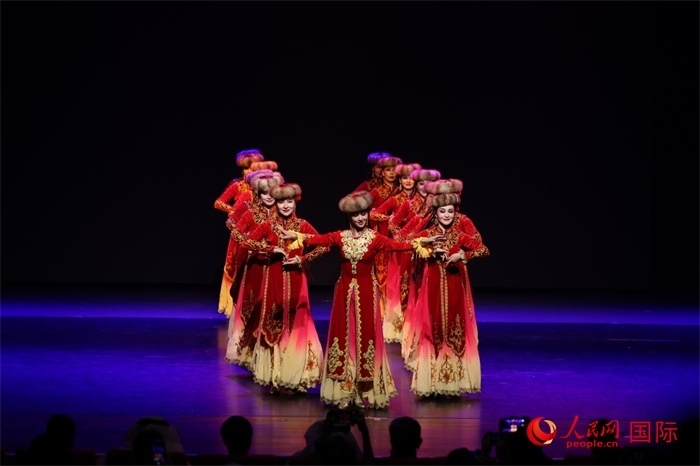 2日在阿聯(lián)酋迪拜舉行的大型音舞詩(shī)畫《新疆是個(gè)好地方》文藝演出。人民網(wǎng)記者任皓宇攝