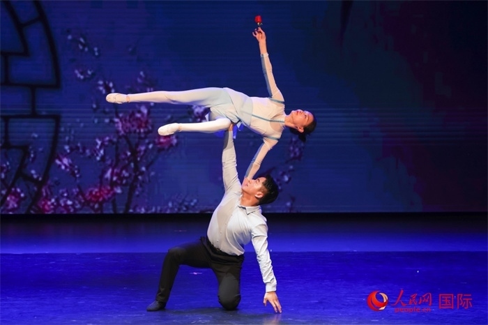 2日在阿聯(lián)酋迪拜舉行的大型音舞詩(shī)畫《新疆是個(gè)好地方》文藝演出。人民網(wǎng)記者 任皓宇攝