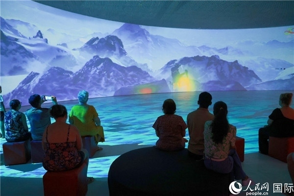 巴西民眾在活動現(xiàn)場觀賞“走進中國：沉浸式體驗展”。人民網(wǎng)記者 陳海琪攝