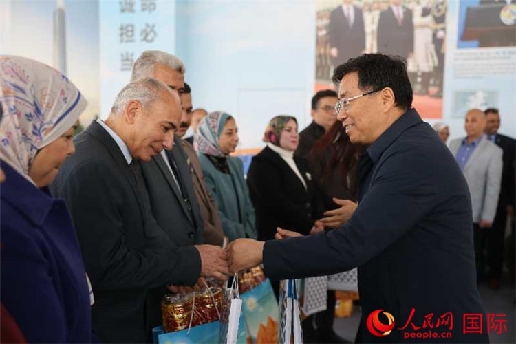 中建埃及分公司董事長常偉才為埃及師生發(fā)放新年禮包。人民網(wǎng)記者 黃培昭攝