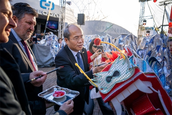 中國駐希臘大使館大使肖軍正與希方嘉賓為舞龍點(diǎn)睛?！吨邢r(shí)報(bào)》供圖