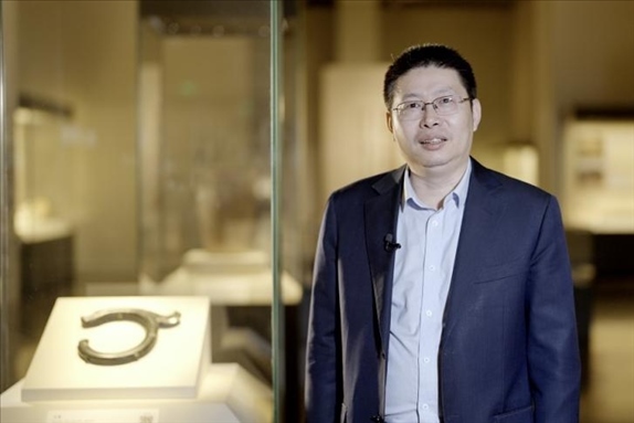 中國國家博物館副館長張偉明介紹館藏C形玉龍。
