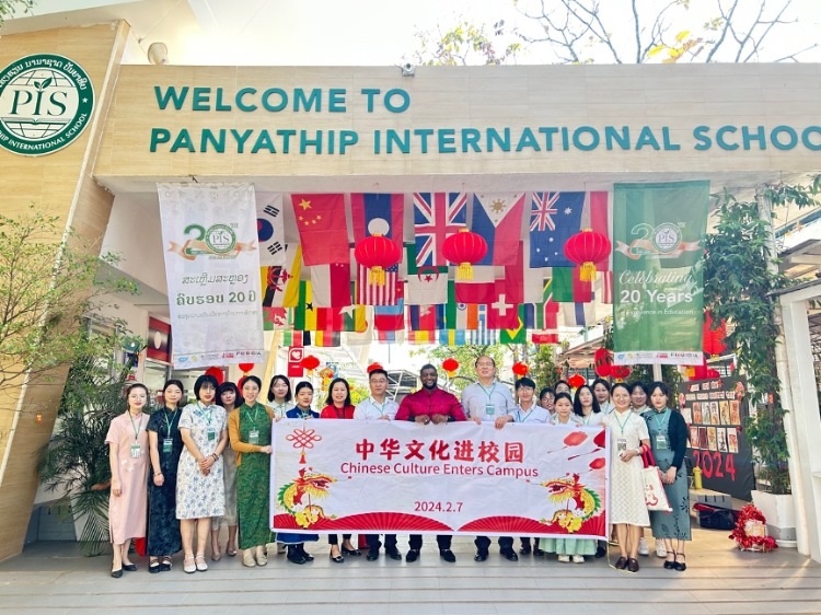 駐老撾使館政治處主任杜長青與白云碧國際學校校方、參會志愿者教師合影。活動主辦方供圖