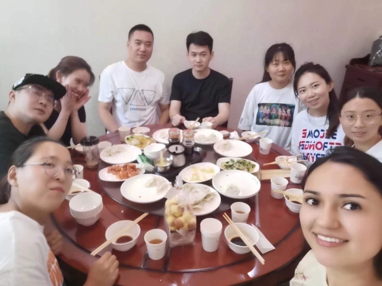 保拉與中國(guó)朋友在一起。圖片由受訪者提供