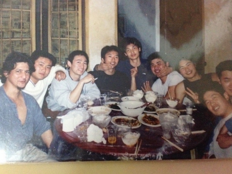 2007 年，卡洛斯·卡斯蒂略（左一）和他的中國(guó)朋友在武漢慶祝春節(jié)。圖片由受訪者提供