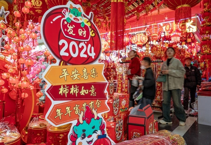 1月11日，顧客在昆明新螺螄灣國際商貿(mào)城選購節(jié)日飾品。新華社記者 陳欣波 攝