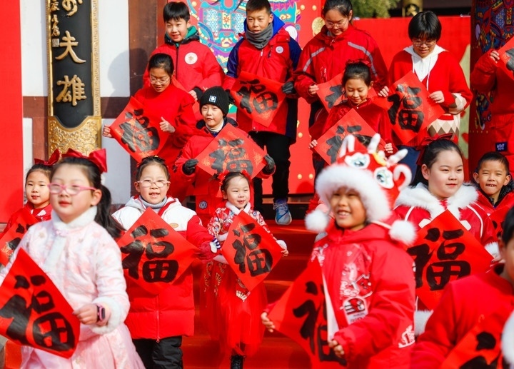 2月2日，小朋友在濟(jì)南五龍?zhí)毒皡^(qū)參加送福字活動。新華社發(fā)（徐舟攝）