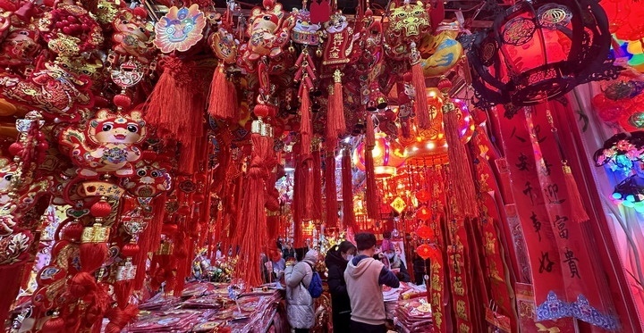 1月19日，市民在北京一商場內(nèi)選購春節(jié)裝飾品。新華社記者李欣攝