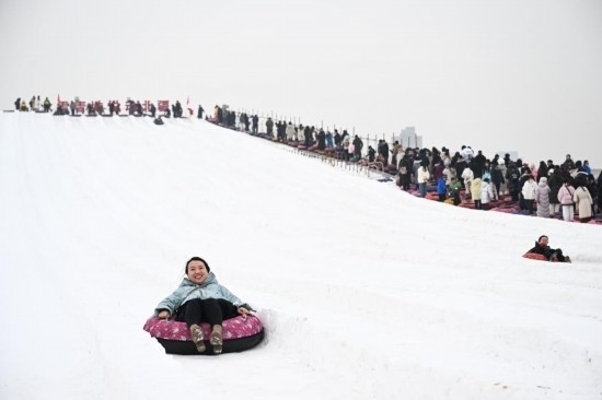 圖為1月18日，市民在內(nèi)蒙古賽馬場滑雪圈。新華社記者 貝赫 攝