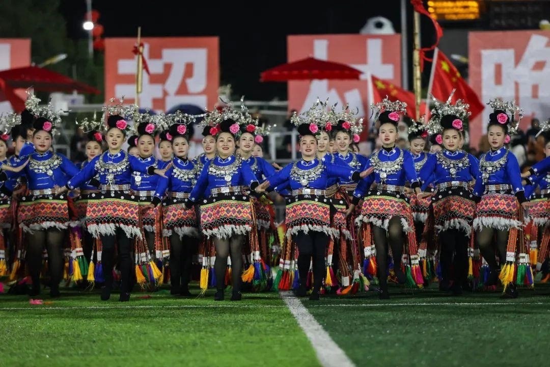 △2024年2月3日，2024年全國“村晚”示范展示活動暨貴州“村超村晚”系列活動之一的民族文化展演，在榕江縣“村超”足球場舉行。