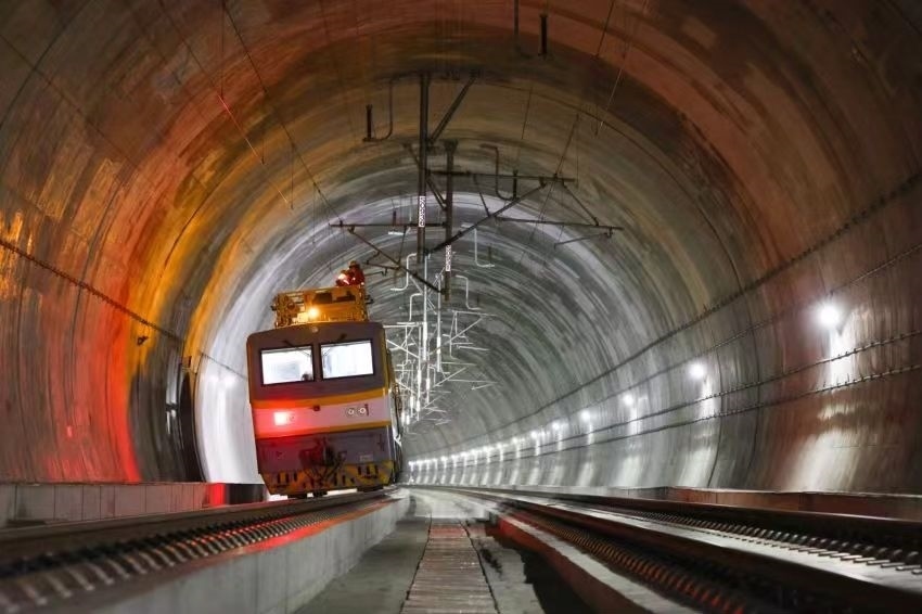 凌晨，接觸網(wǎng)作業(yè)車的燈光紅黃相間。胡鵬攝