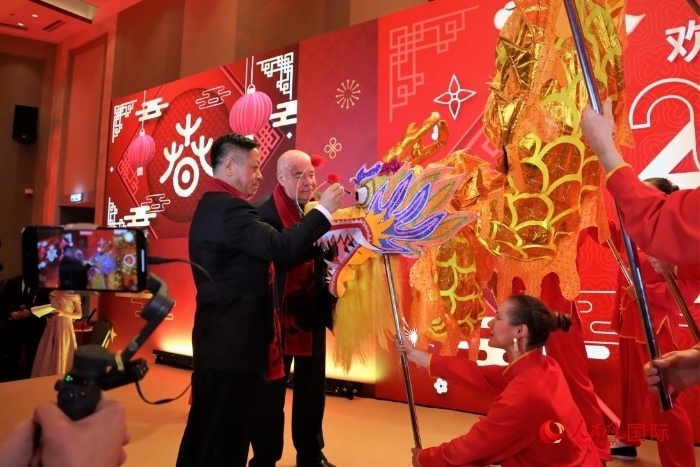 張漢暉（左）、施威特科（右）共同為彩龍點睛。于子恒攝