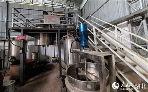 壩漆工業(yè)化量產(chǎn)設(shè)備。人民網(wǎng)記者 周雯攝