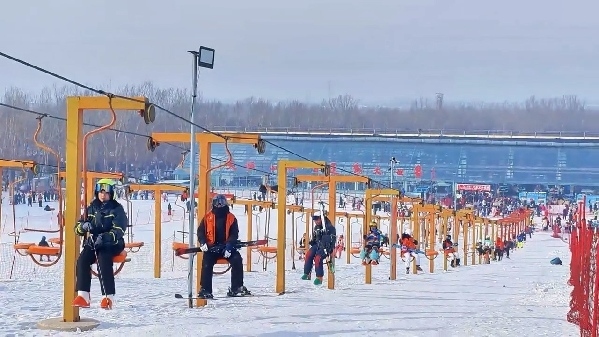 新春走基層｜滑雪場(chǎng)上過(guò)春節(jié)！冰城“冷資源”變成“熱經(jīng)濟(jì)”