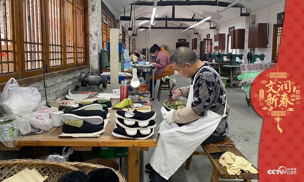 唐昌布鞋坊內(nèi)的工人正在趕制布鞋。王凡攝