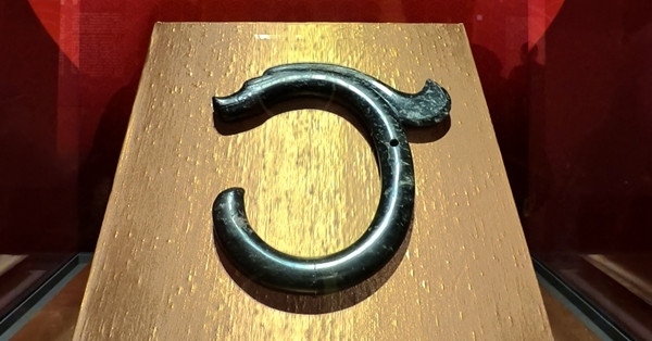 紅山文化C形玉龍。人民網(wǎng)記者 韋衍行攝