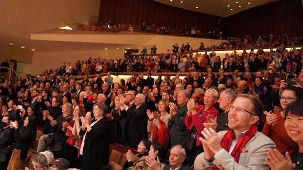 中德觀眾觀看中央民族樂團(tuán)“”天地永樂·中國節(jié)“”音樂會。中國駐德國大使館供圖