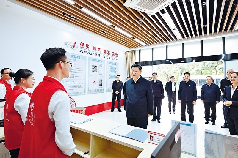 2023年12月14日至15日，中共中央總書記、國家主席、中央軍委主席習(xí)近平在廣西考察。這是14日上午，習(xí)近平在南寧市良慶區(qū)蟠龍社區(qū)黨群服務(wù)中心考察。 新華社記者 燕雁/攝