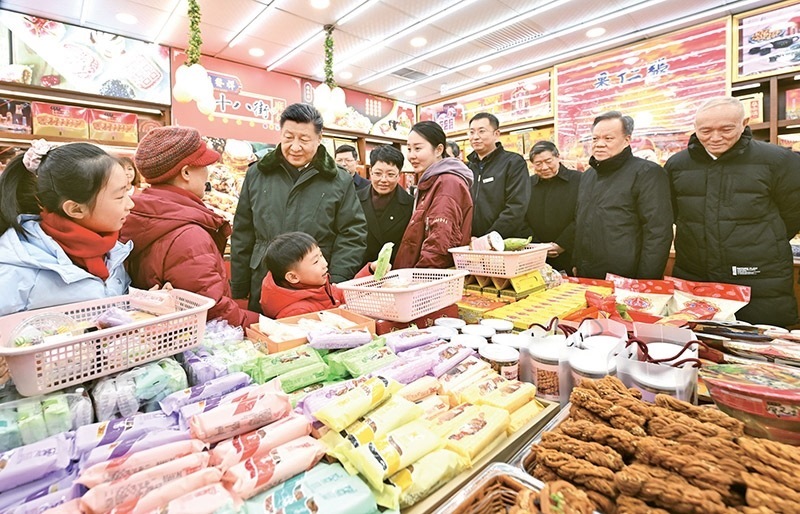 2024年2月1日至2日，中共中央總書記、國家主席、中央軍委主席習(xí)近平來到天津，看望慰問基層干部群眾。這是1日下午，習(xí)近平在天津古文化街考察時，走進(jìn)店鋪同現(xiàn)場群眾互動交流。 新華社記者 謝環(huán)馳/攝